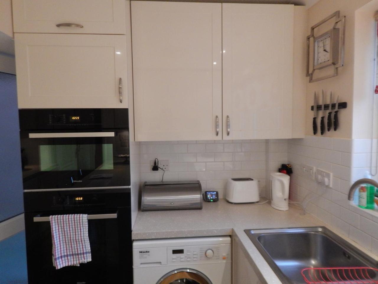 Spacious 3 Bdr House With Parking-Families-Corporate Groups By Orbitat Accommodations 剑桥 外观 照片