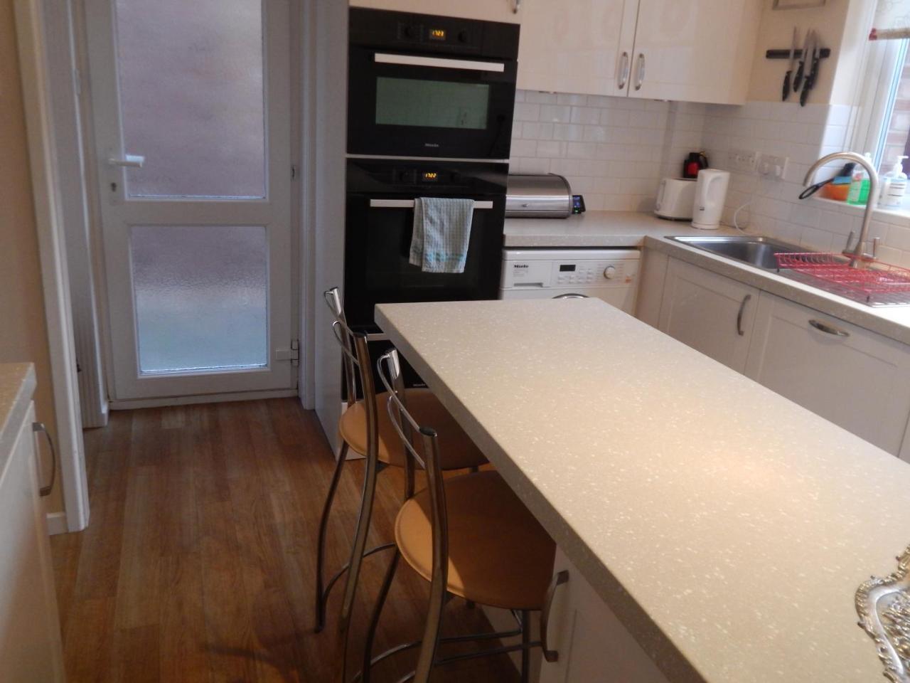 Spacious 3 Bdr House With Parking-Families-Corporate Groups By Orbitat Accommodations 剑桥 外观 照片